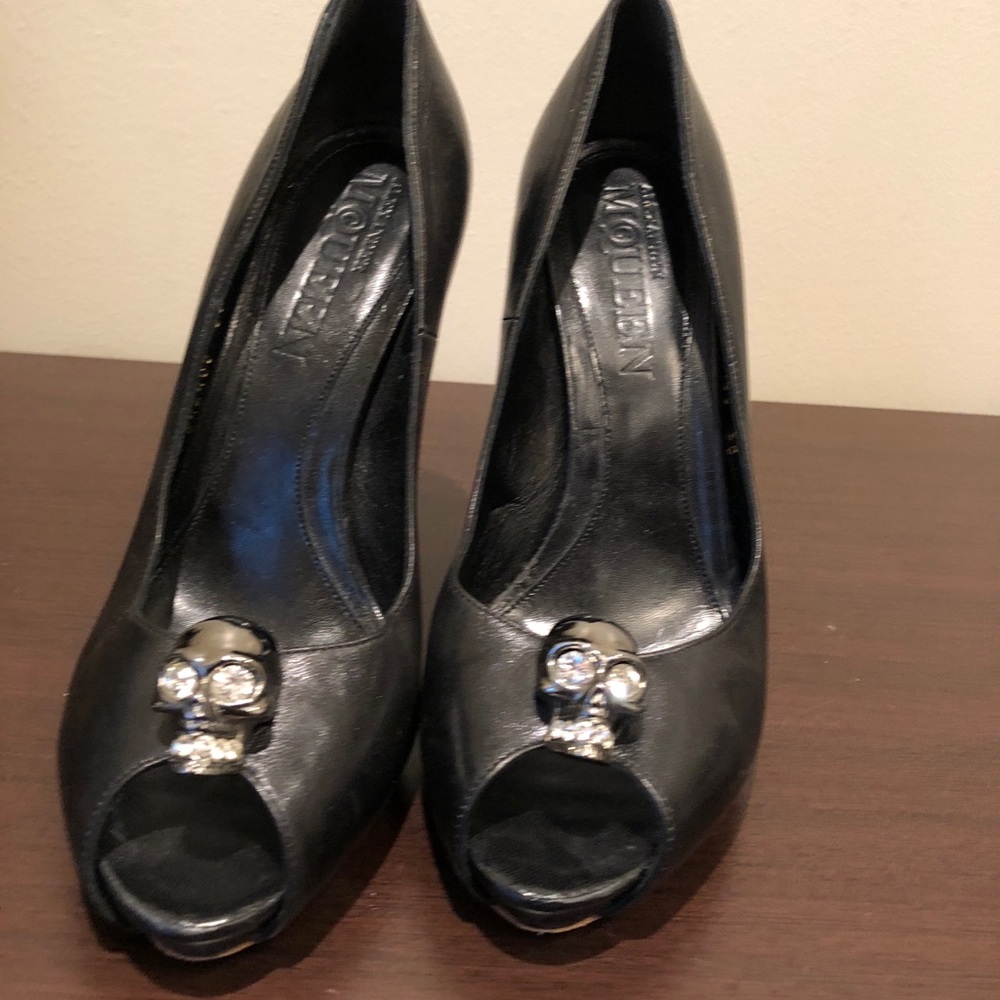 Alexander McQueen leather heels with skull